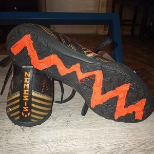 Indoor soccer shoes